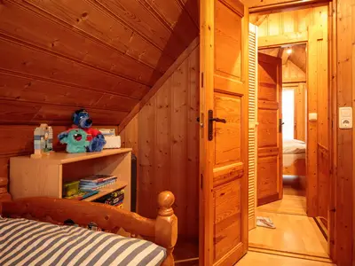 Schlafzimmer mit zwei Einzelbetten