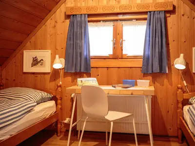 Schlafzimmer mit zwei Einzelbetten