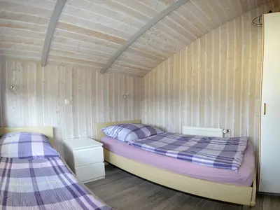 Schlafzimmer mit zwei Einzelbetten