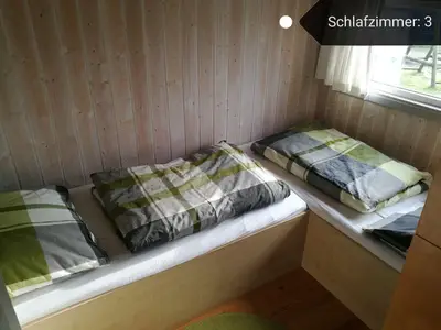 Schlafzimmer mit zwei Einzelbetten