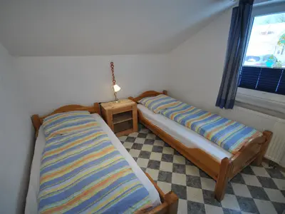 Schlafzimmer mit zwei Einzelbetten