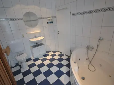 Badezimmer mit Blick in die Sauna