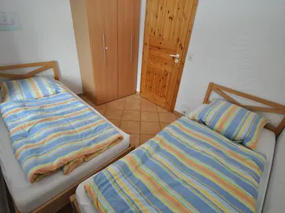 Schlafzimmer mit zwei Einzelbetten