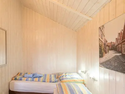Schlafzimmer mit zwei Einzelbetten
