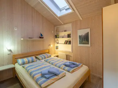 Schlafzimmer mit Doppelbett