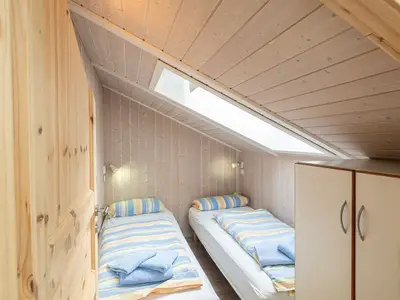 Schlafzimmer mit zwei Einzelbetten