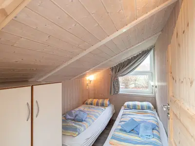 Schlafzimmer mit zwei Einzelbetten