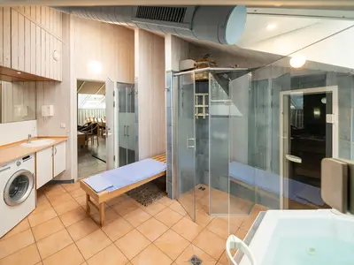 Badezimmer mit Blick in die Sauna