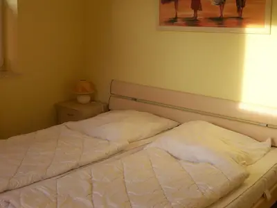 Schlafzimmer mit Doppelbett