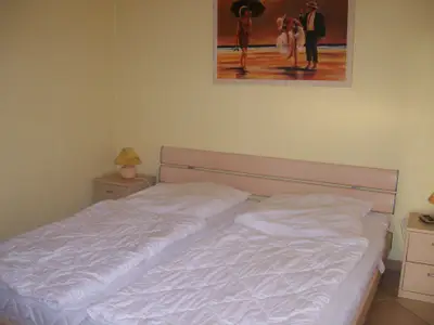Schlafzimmer mit Doppelbett