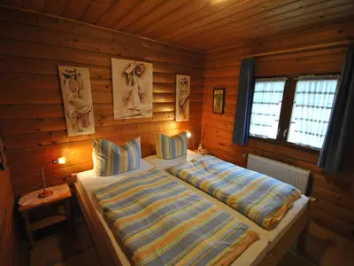Schlafzimmer mit Doppelbett