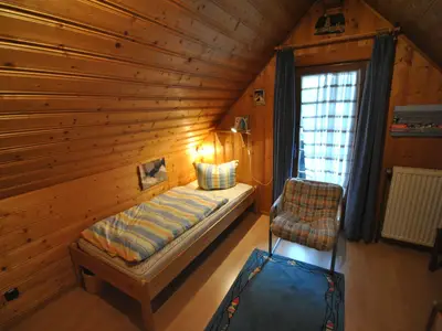 Schlafzimmer mit zwei Einzelbetten
