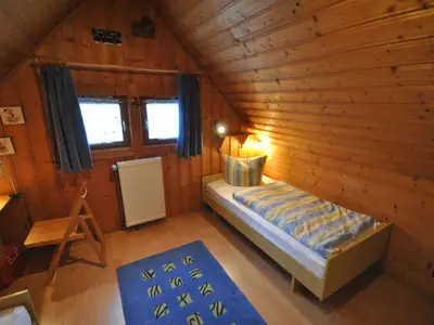 Schlafzimmer mit zwei Einzelbetten