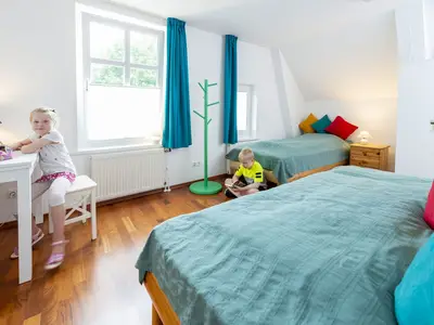 Schlafzimmer mit zwei Einzelbetten