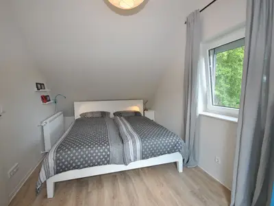 Schlafzimmer mit Doppelbett
