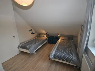 Schlafzimmer mit zwei Einzelbetten