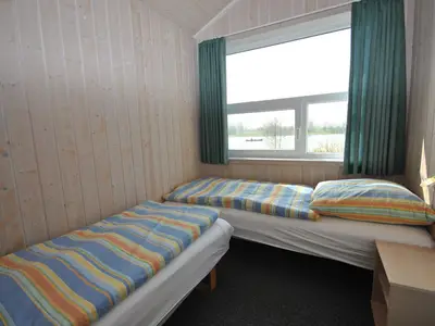 Schlafzimmer mit zwei Einzelbetten
