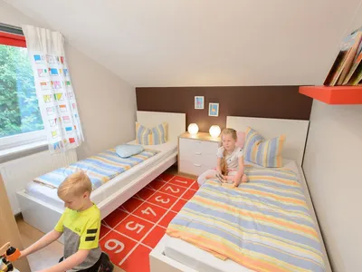 Schlafzimmer mit zwei Einzelbetten