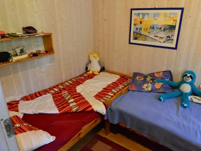 Schlafzimmer mit zwei Einzelbetten