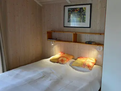 Schlafzimmer mit Doppelbett