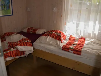 Schlafzimmer mit zwei Einzelbetten