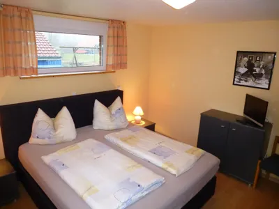 Schlafzimmer mit Doppelbett