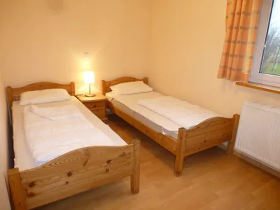 Schlafzimmer mit zwei Einzelbetten