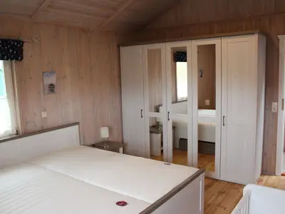 Schlafzimmer mit Doppelbett