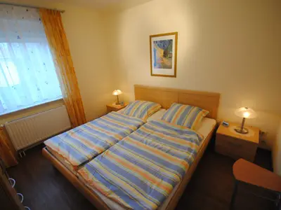 Schlafzimmer mit Doppelbett