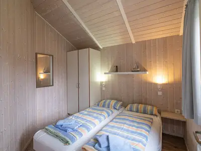 Schlafzimmer mit Doppelbett