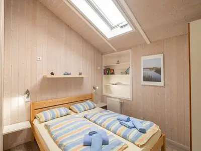 Schlafzimmer mit Doppelbett