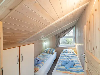 Schlafzimmer mit zwei Einzelbetten