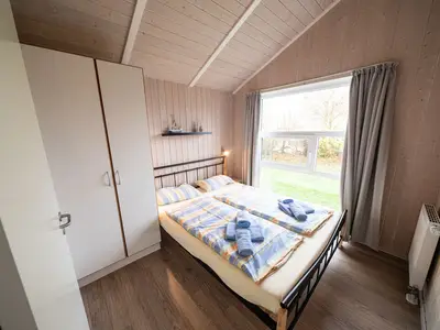 Schlafzimmer mit Doppelbett