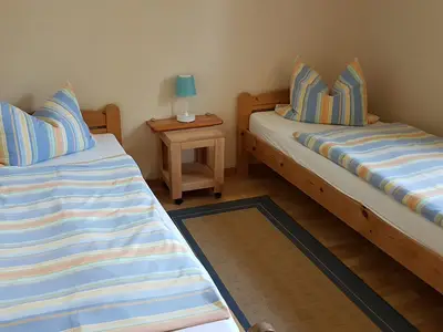 Schlafzimmer mit zwei Einzelbetten