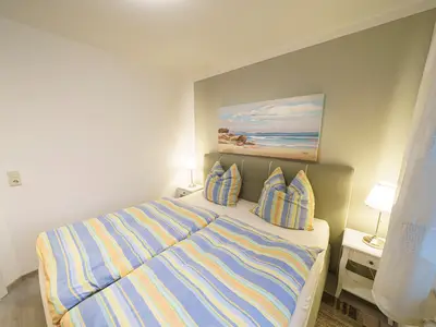 Schlafzimmer mit Doppelbett