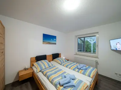Schlafzimmer mit Doppelbett