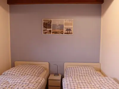 Schlafzimmer mit zwei Einzelbetten