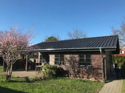 Blick vom Garten auf das Ferienhaus