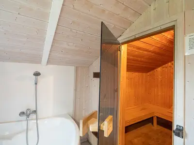 Badezimmer mit Blick in die Sauna