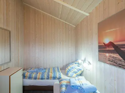 Schlafzimmer mit zwei Einzelbetten