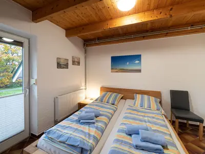 Schlafzimmer mit Doppelbett