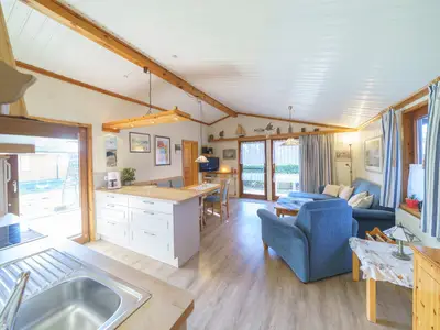 Küche und Wohnzimmer