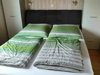 Schlafzimmer mit Doppelbett