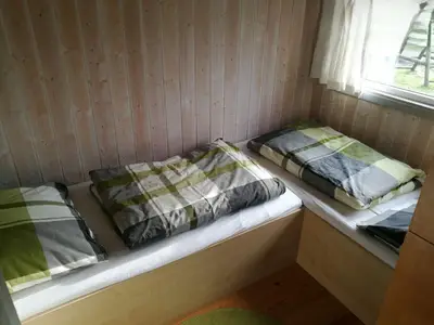 Schlafzimmer mit zwei Einzelbetten