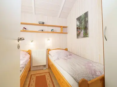 Schlafzimmer mit zwei Einzelbetten