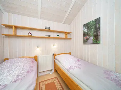 Schlafzimmer mit zwei Einzelbetten