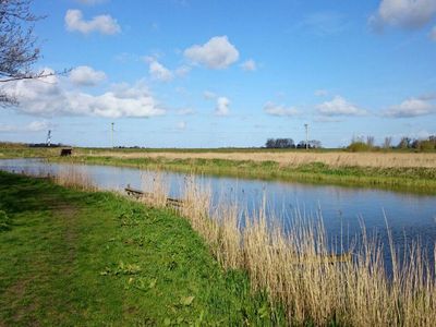 Direkte Umgebung des Objekts. Blick auf den Kanal am Bootssteg