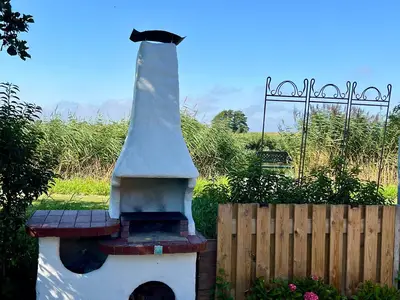 Kamin zum Grillen im Garten.