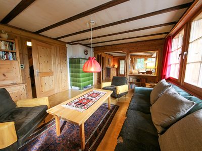 Chalet Fuchshalde offene Wohn- und Esslandschaft mit Kachelofen