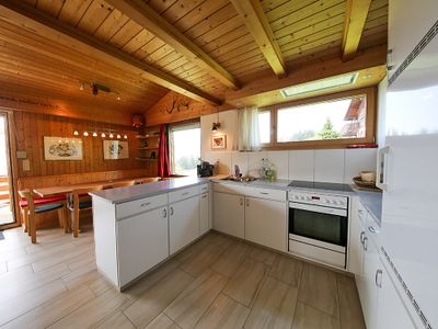 Bim Waldji Offener Wohn- / Küchen- und Essbereich